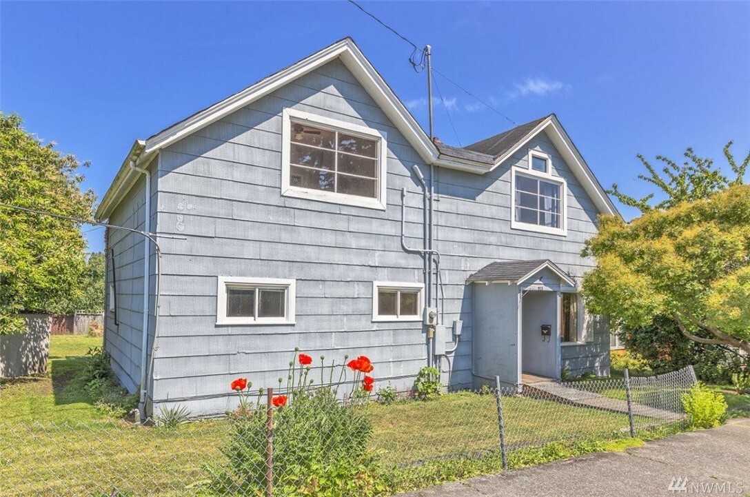 Property Photo:  928 Tyler St  WA 98368 