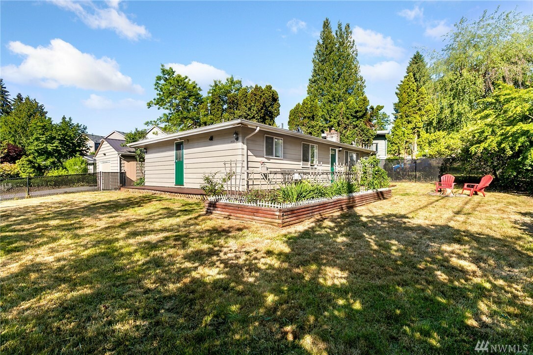 Property Photo:  14101 Jefferson Wy  WA 98087 