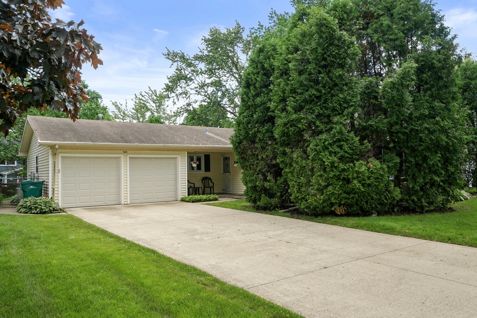 Property Photo:  921 Bernard Drive  IL 60089 