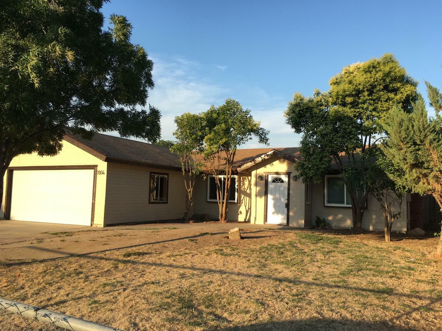 Property Photo:  1904 N Hall Court  CA 93291 