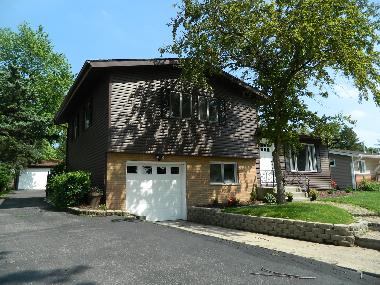 Property Photo:  209 Pinecroft Drive  IL 60172 