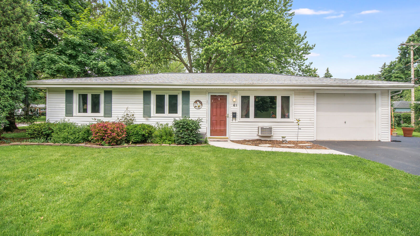 Property Photo:  4 South Willow Way  IL 60542 