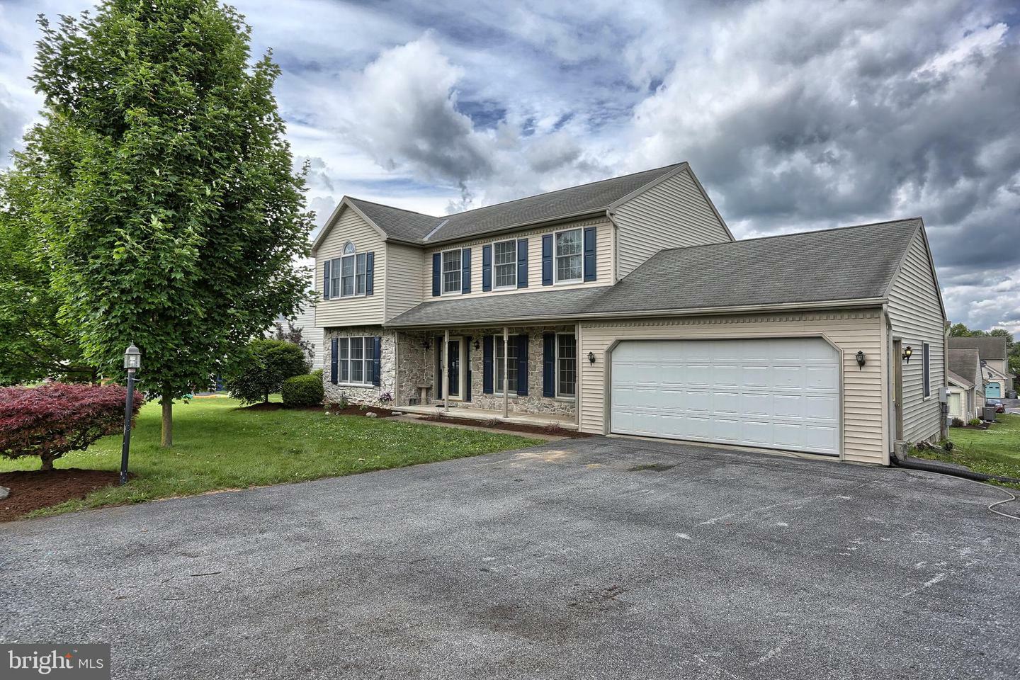 Property Photo: 216 Oak Lane PA 17078