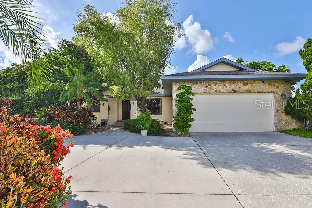 Property Photo:  826 Chipaway Drive  FL 33572 