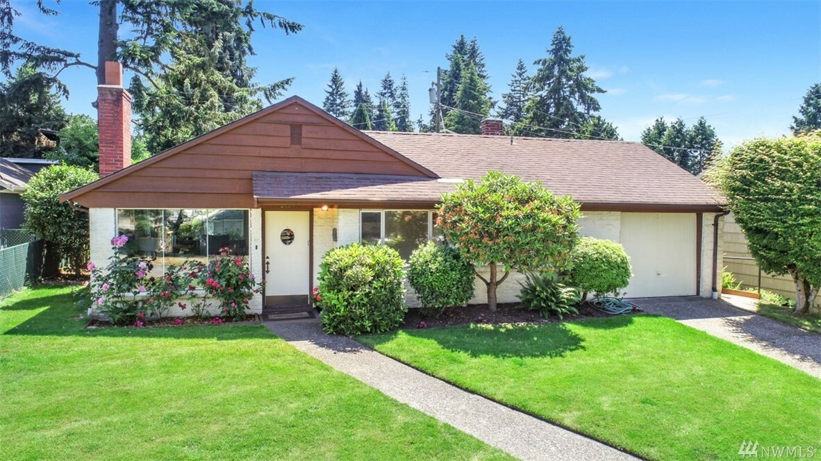 Property Photo:  2627 NE 87th St  WA 98115 