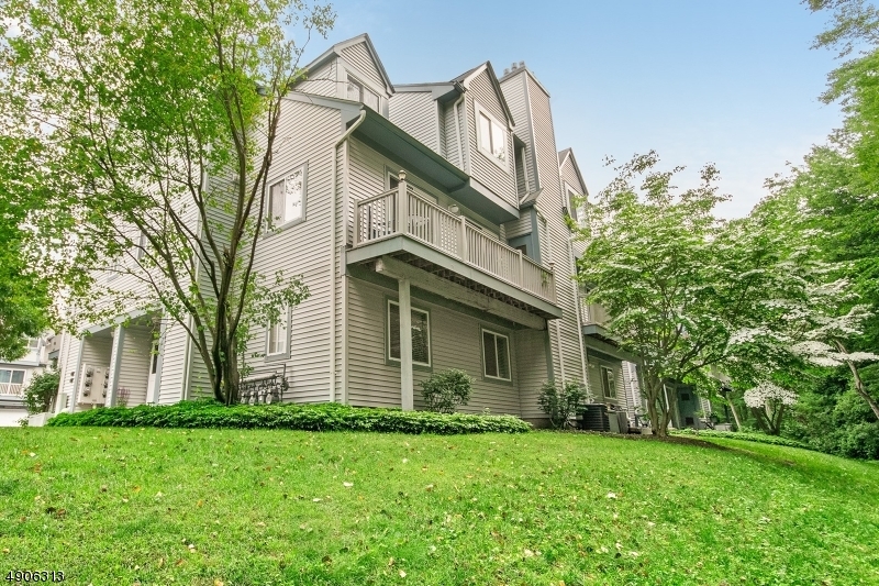Property Photo:  44 Garden Court  NJ 07876 