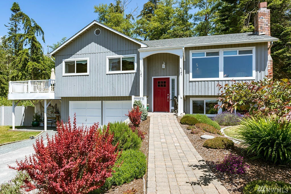 Property Photo:  1752 Seaview Ave  WA 98239 