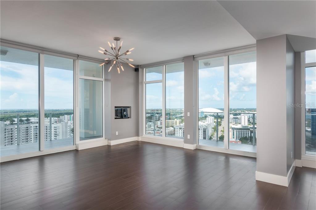 Property Photo: 175 1st Street S 2703 FL 33701