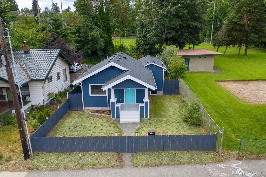 Property Photo:  1015  Warren Avenue  WA 98337 