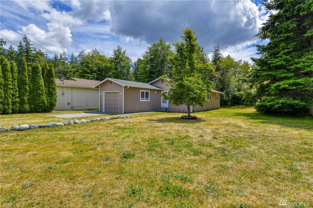 Property Photo:  525 Salal St  WA 98277 