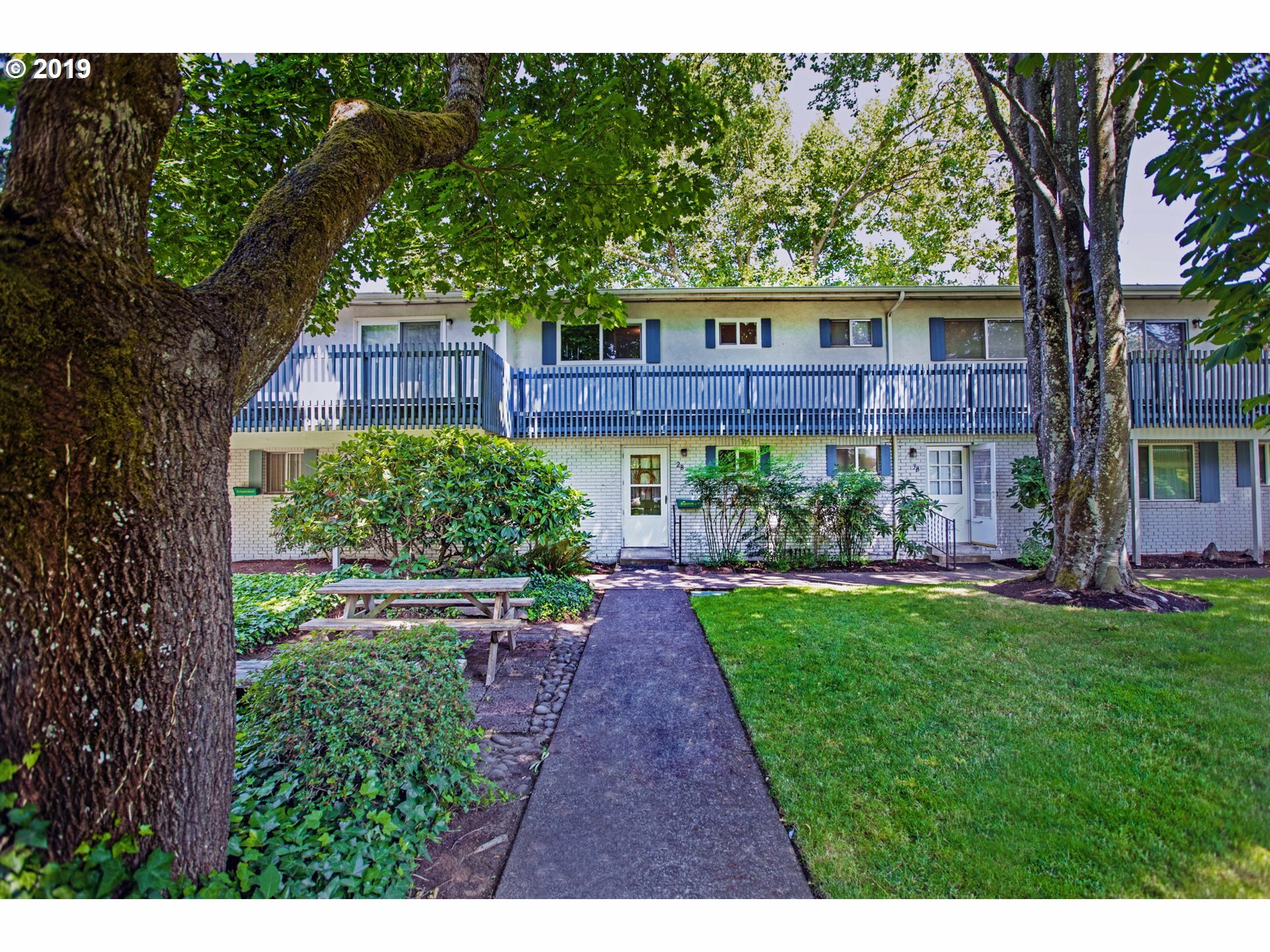 Property Photo: 599 Coburg Rd 2B OR 97401