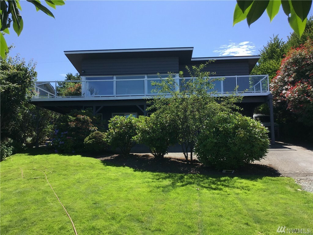 Property Photo:  1415 Country Club Drive  WA 98282 