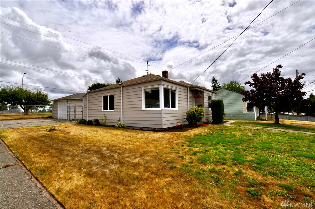 Property Photo:  801 S Hawthorne St  WA 98465 