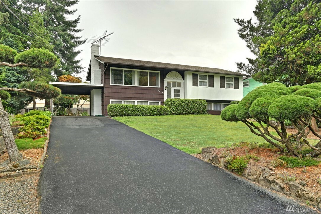 Property Photo:  4027 S 184th Place  WA 98188 