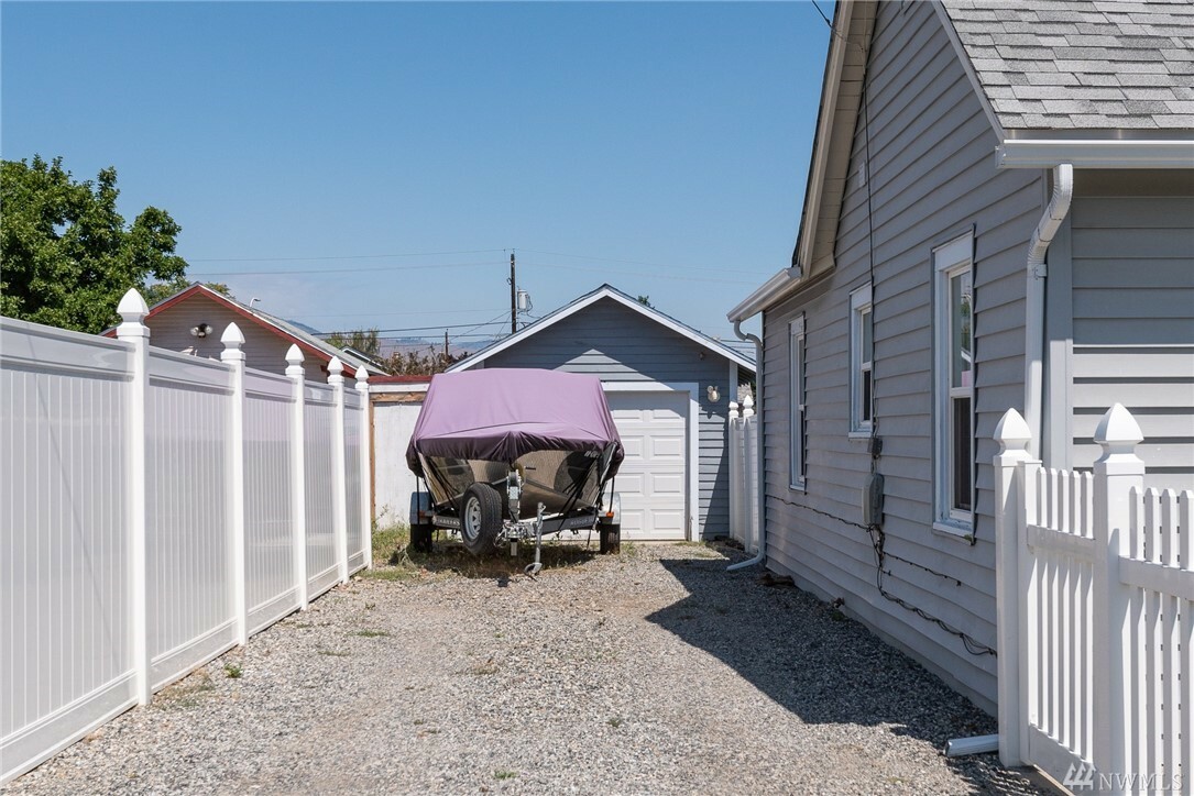 Property Photo: 1018 Dakota St WA 98801