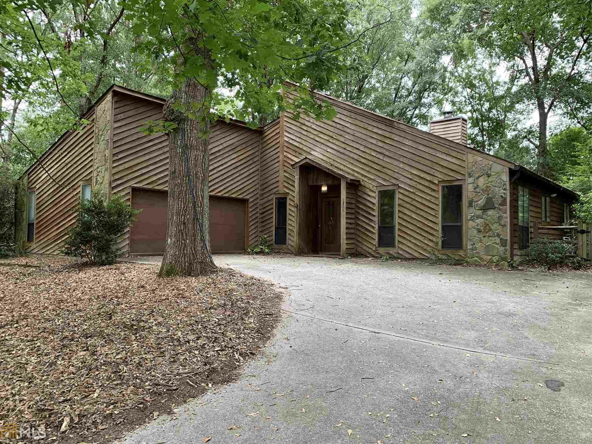 Property Photo: 1366 Springwood Dr GA 30012