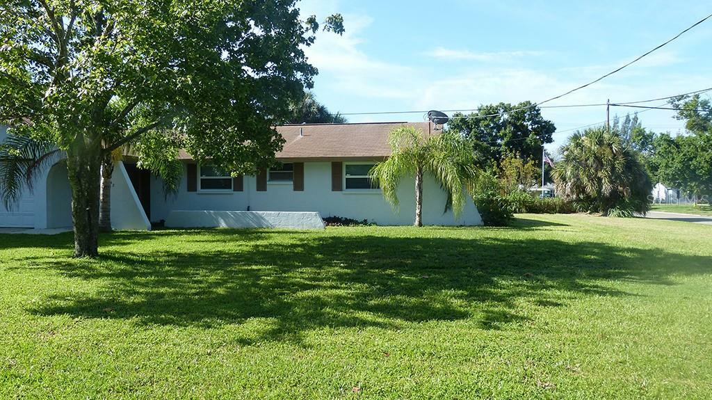 Property Photo: 548 Firefly Lane FL 33572