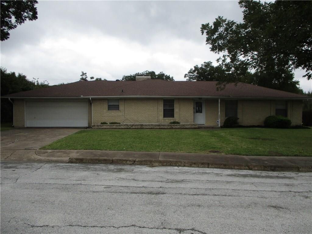 Property Photo:  305 Meadowcreek Drive  TX 75115 