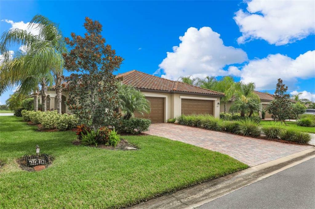 Property Photo: 6628 Candlestick Drive FL 34212