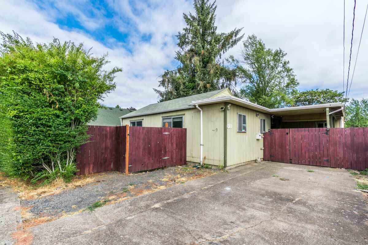 Property Photo: 511 W Maple St OR 97355