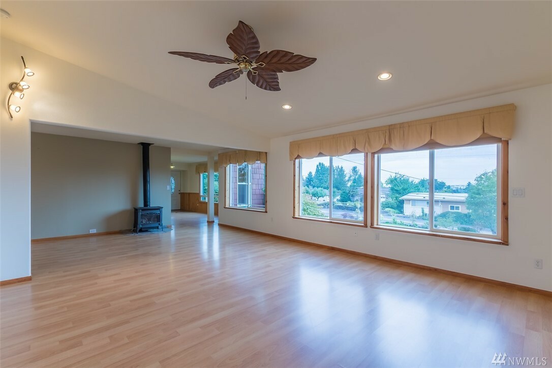 Property Photo: 912 15th Ave SW WA 98371