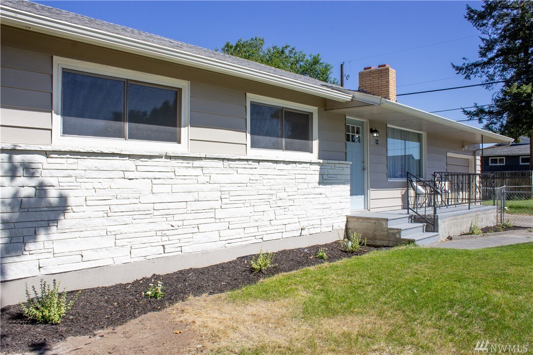 Property Photo: 514 S Hawthorne Dr WA 98837
