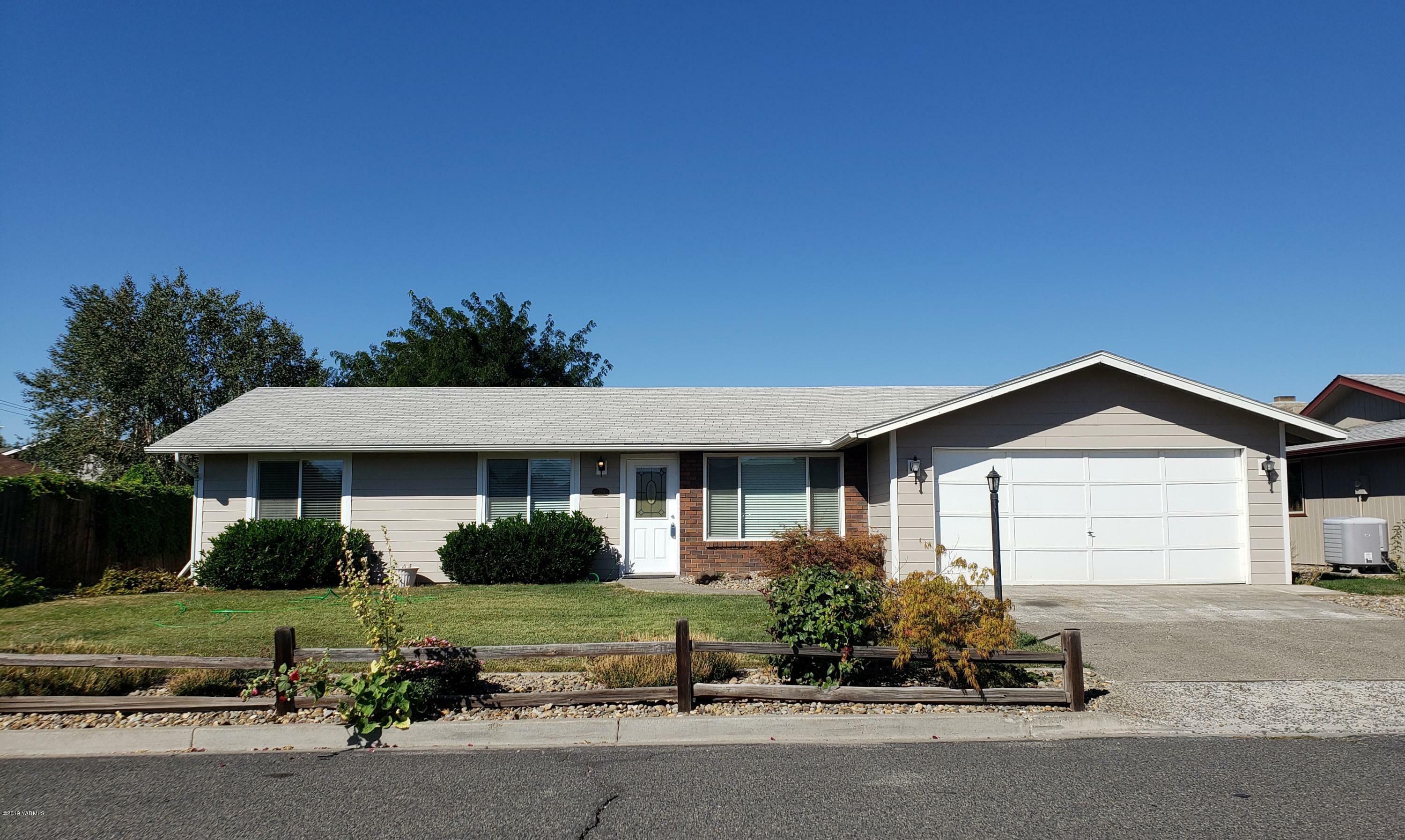Property Photo:  1424 S 30 Ave  WA 98902 