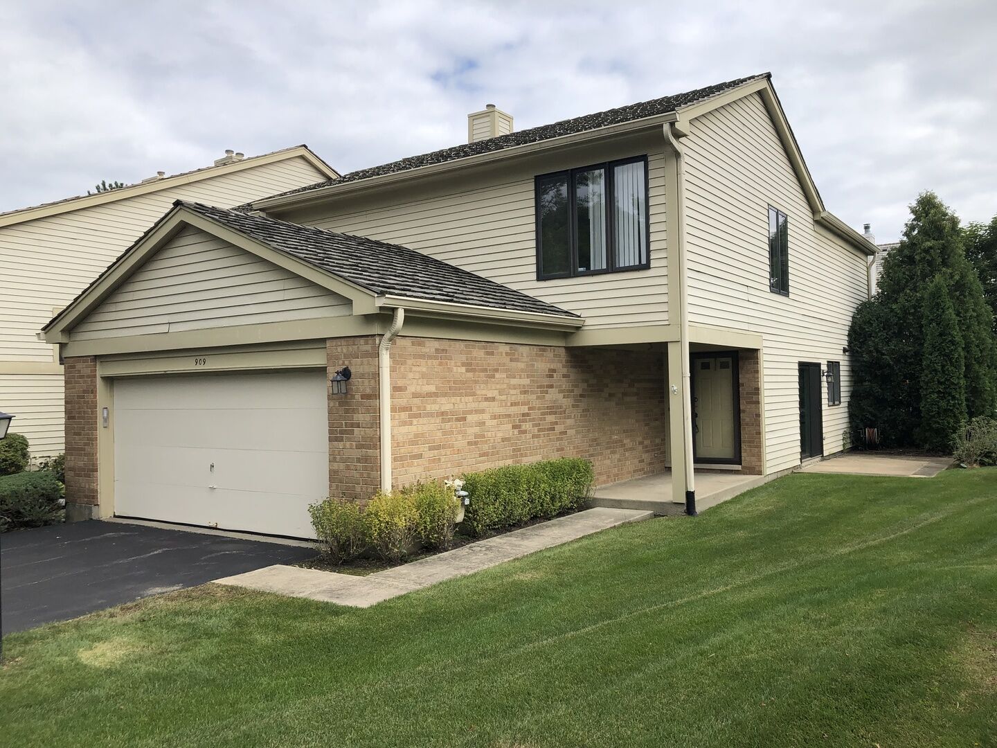 Property Photo: 909 Suffolk Court 0 IL 60048