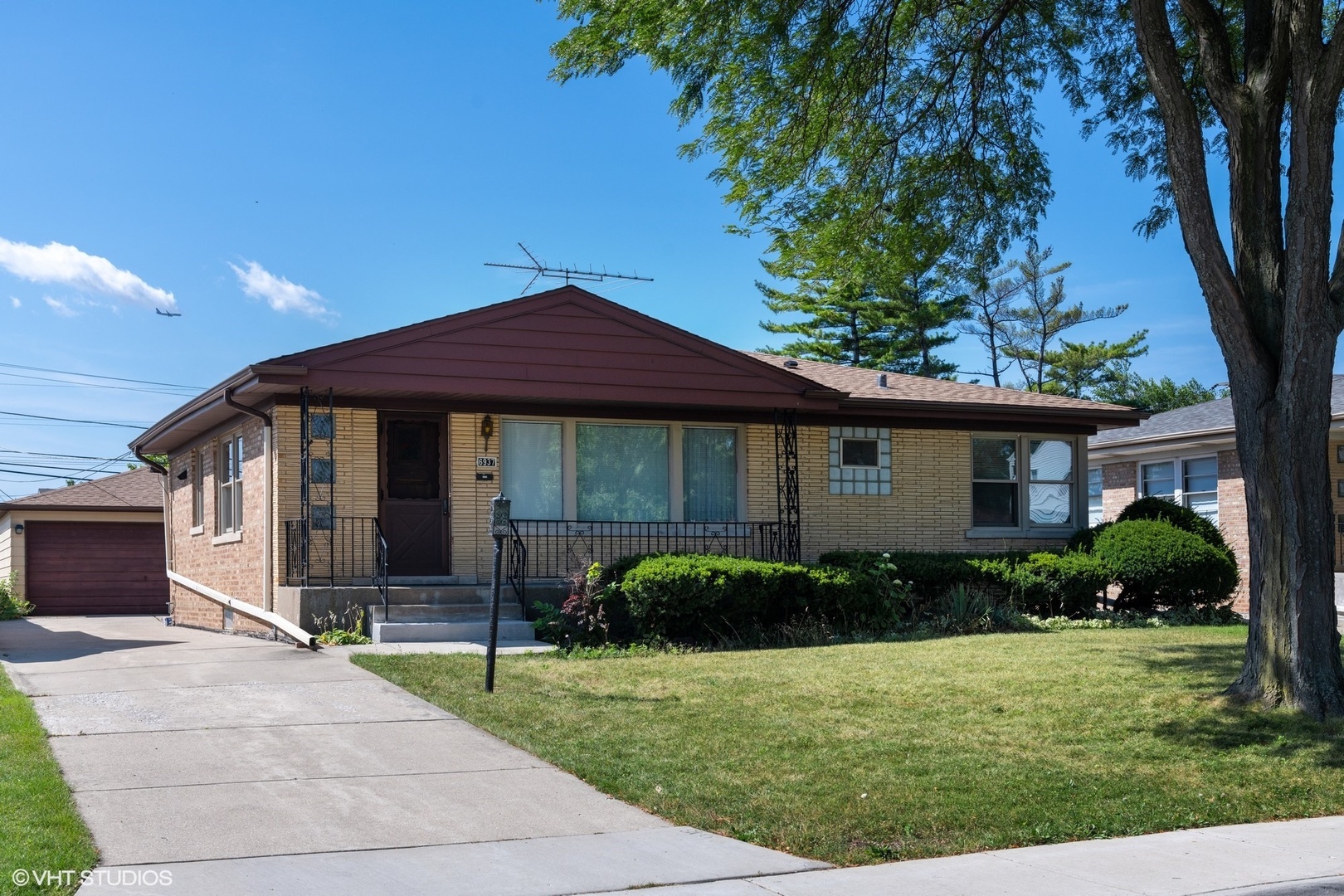 Property Photo:  6937 West Oakton Court  IL 60714 