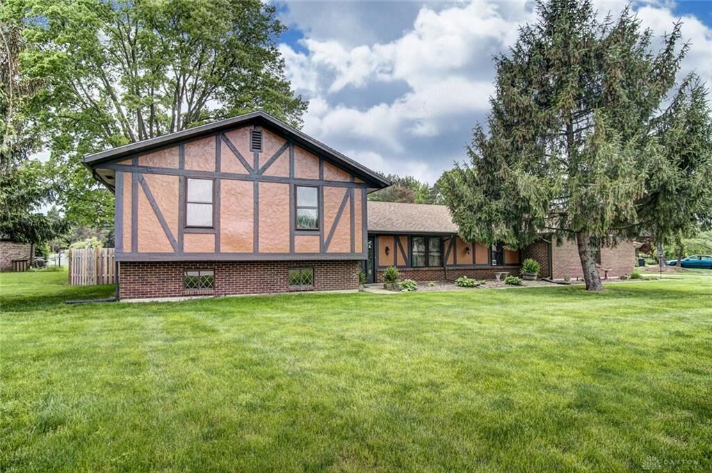 Property Photo: 1040 Green Timber Trail OH 45458