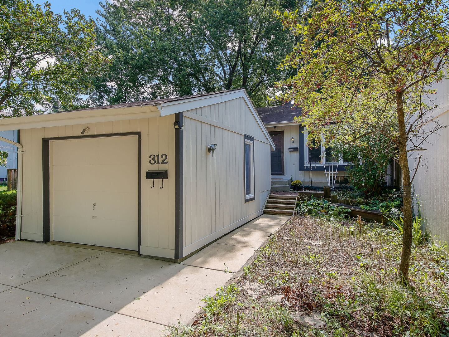 Property Photo:  312 Edgewater Drive  IL 60108 