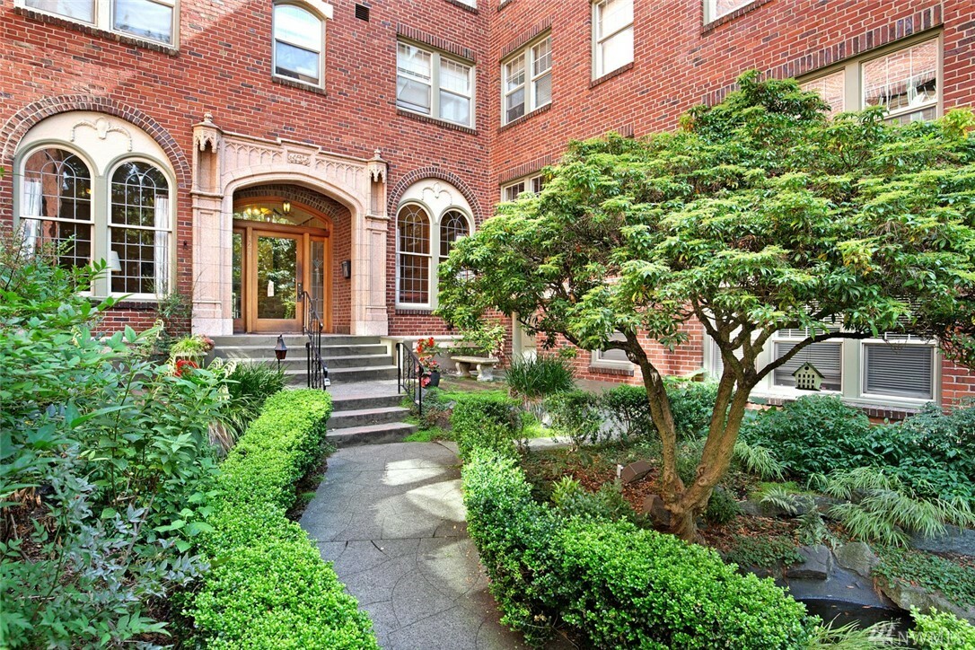 Property Photo: 124 Warren Ave N 311 WA 98109