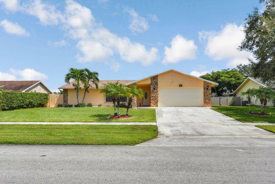 Property Photo:  113 Santa Cruz Avenue  FL 33411 