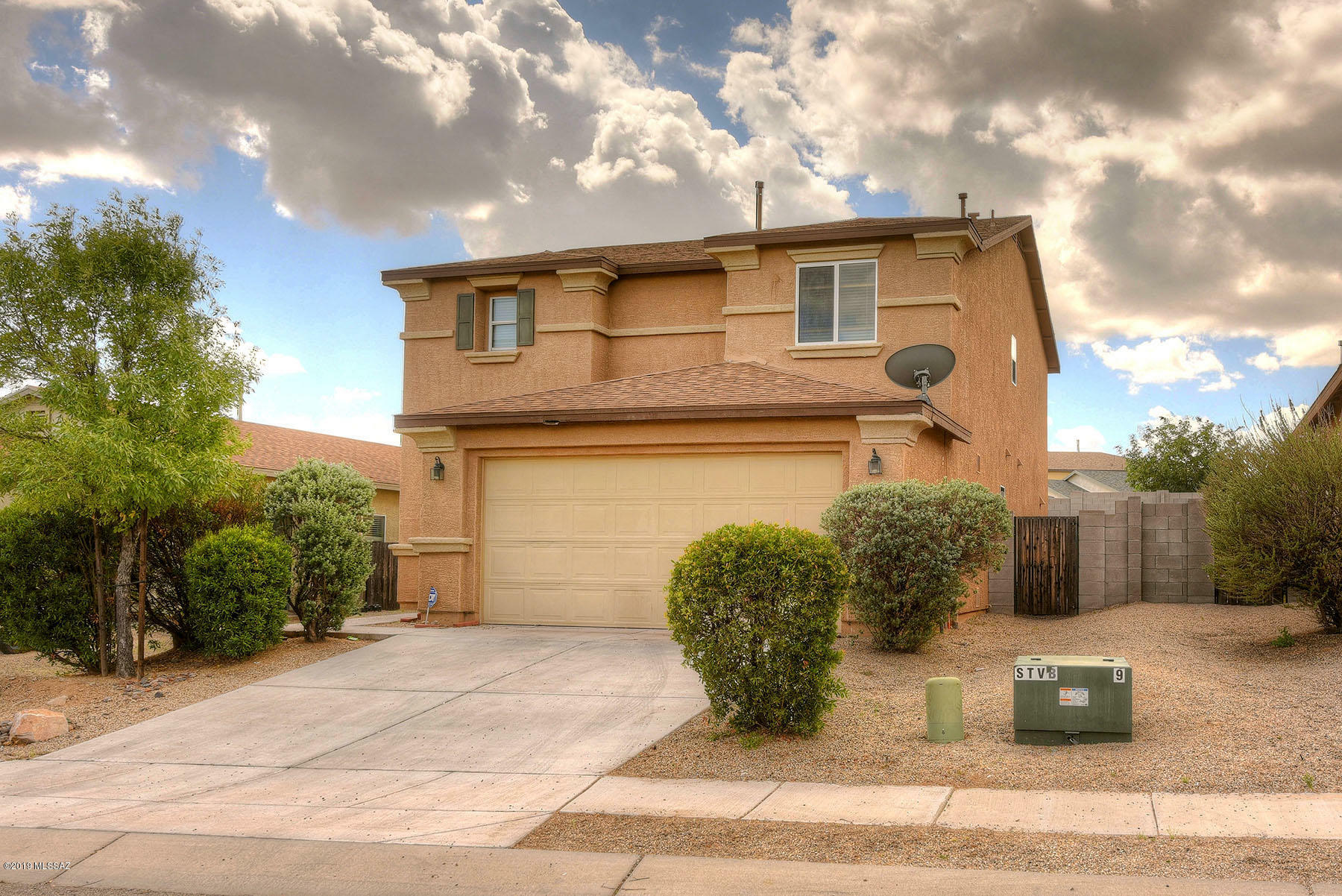 Property Photo:  1069 W Calle Del Libro Dorado  AZ 85629 