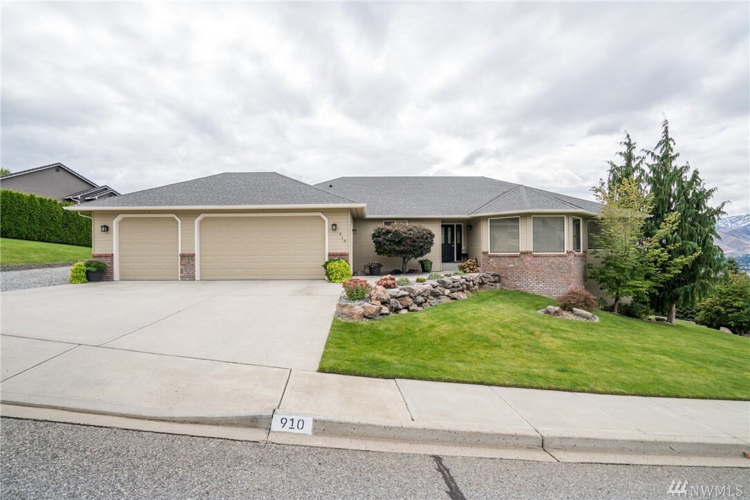 Property Photo: 910 Briarwood Drive WA 98802