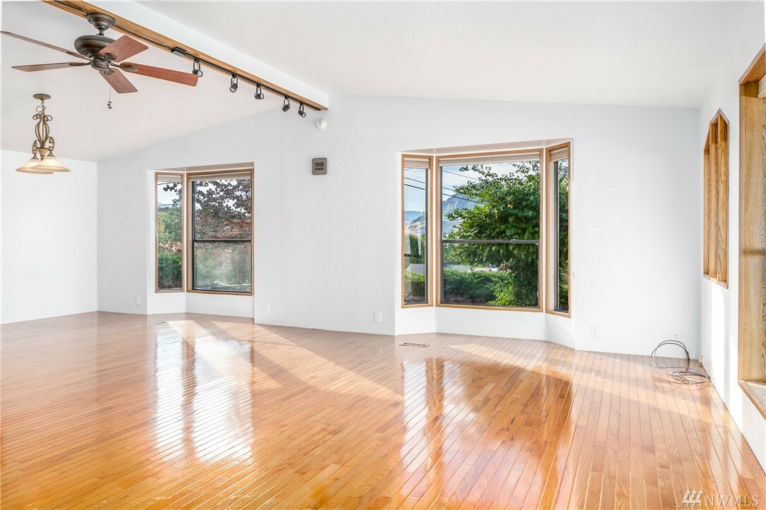 Property Photo: 633 N Bradley St WA 98816