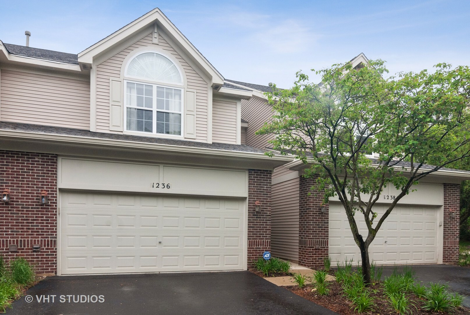 Property Photo: 1236 Townes Circle IL 60502
