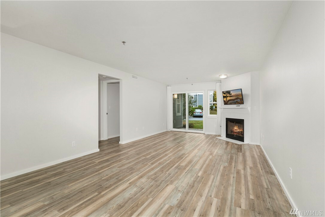 Property Photo:  250 NW Dogwood St E102  WA 98027 