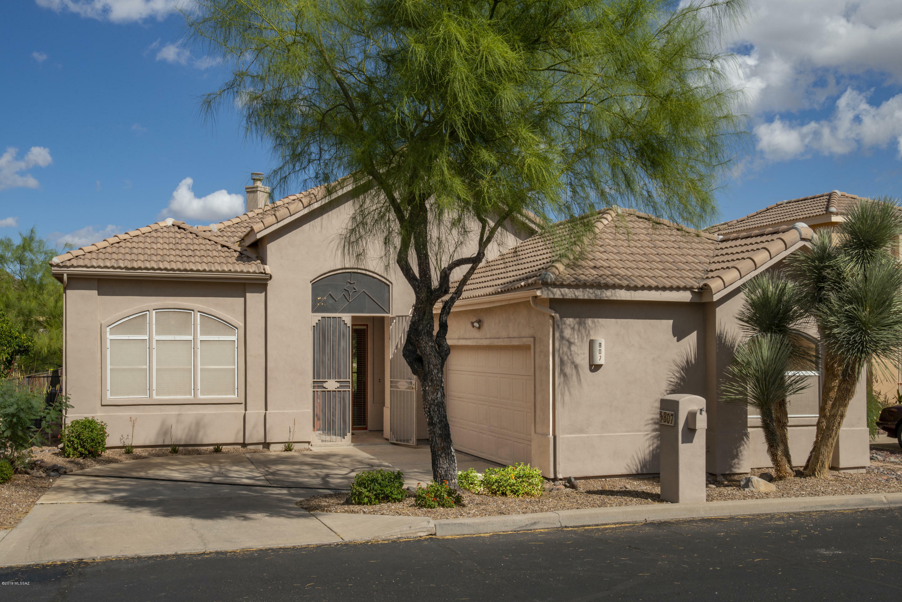 Property Photo: 807 S Deer Meadow Loop AZ 85745