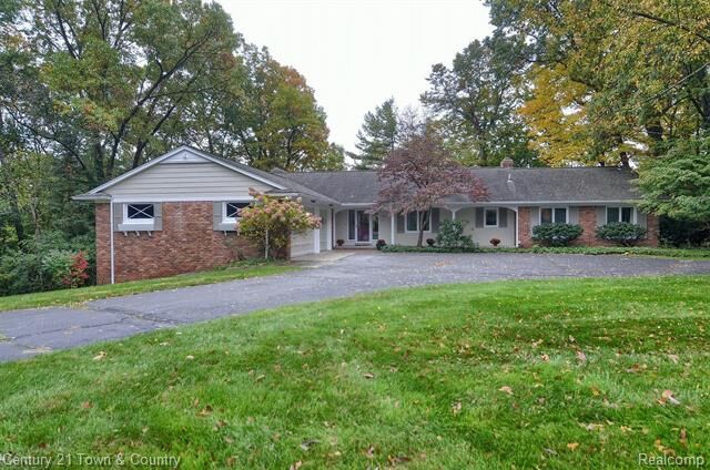 Property Photo:  7329 Lindenmere Drive  MI 48301 
