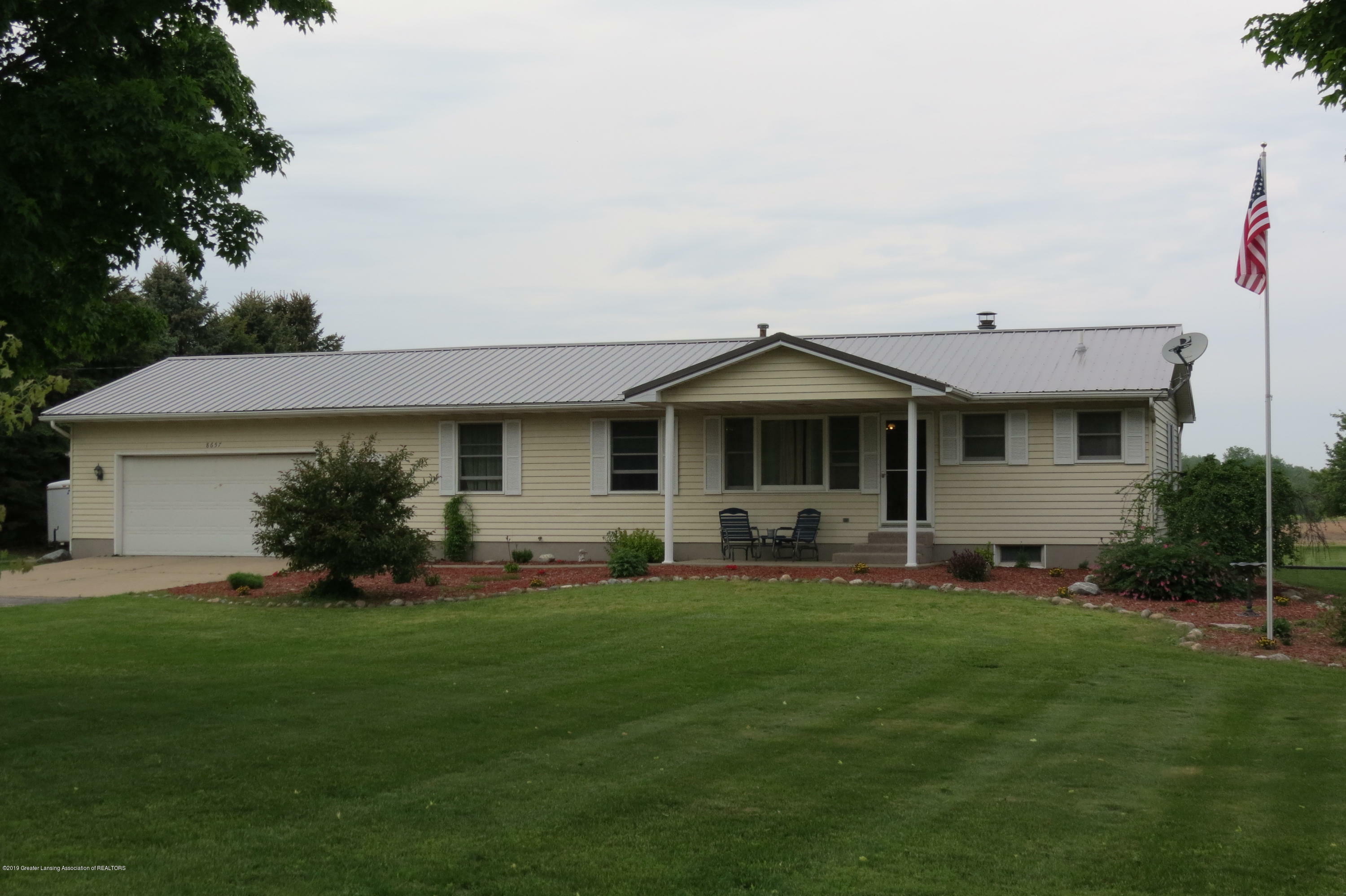 Property Photo:  8657 E Maple Rapids Road  MI 48831 