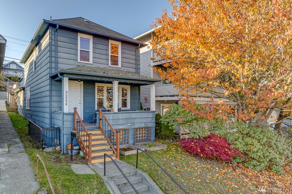 Property Photo: 3224 Rucker Ave WA 98201
