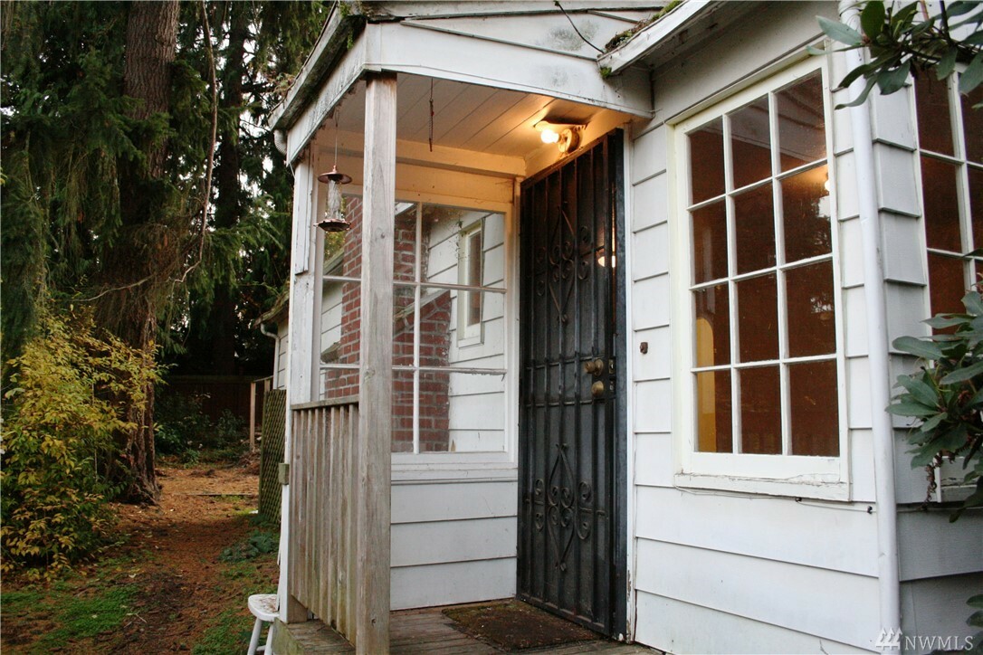 Property Photo:  827 NE 98th St  WA 98115 