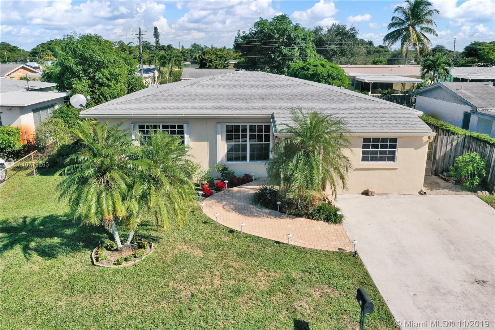 Property Photo: 721 N 72 Ter FL 33024