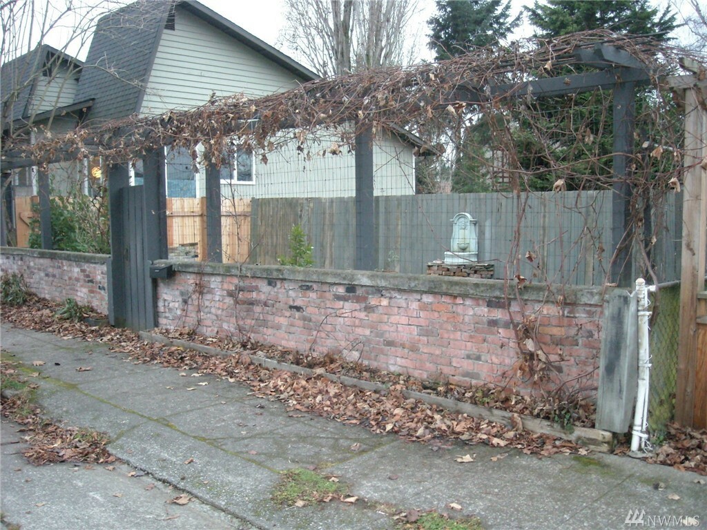 Property Photo:  717 McKenzie Ave  WA 98337 