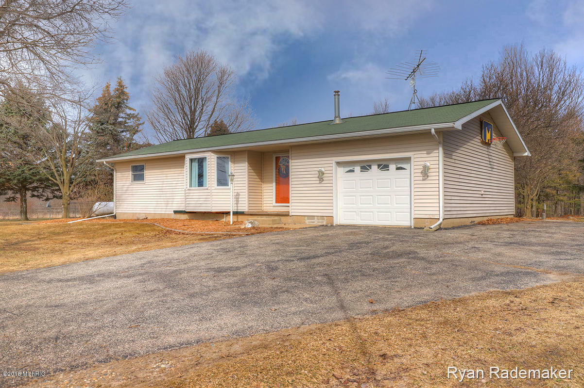 Property Photo:  3841 14 Mile Road NW  MI 49345 