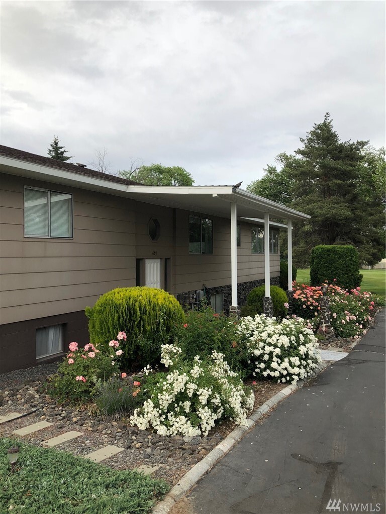 Property Photo:  680 NW Canterbury  WA 98851 