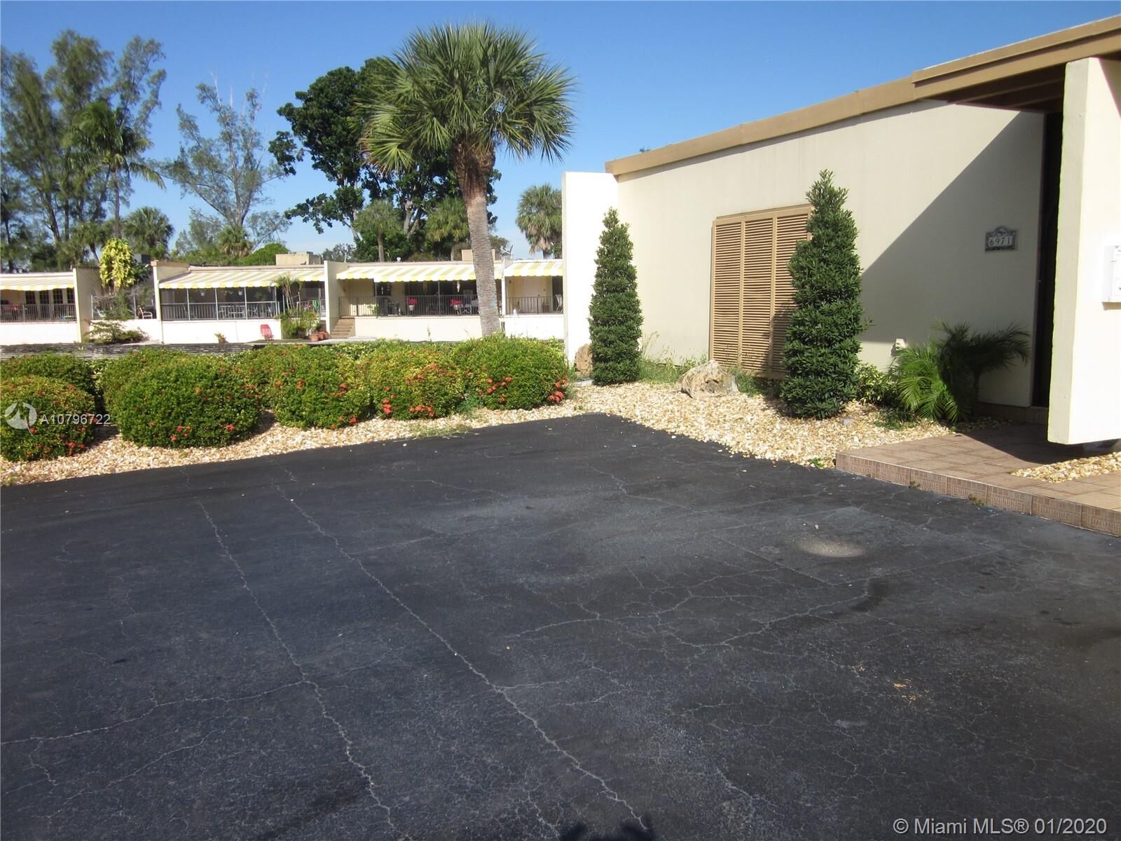 Property Photo: 6971 Sharpecroft Ct 6971 FL 33014