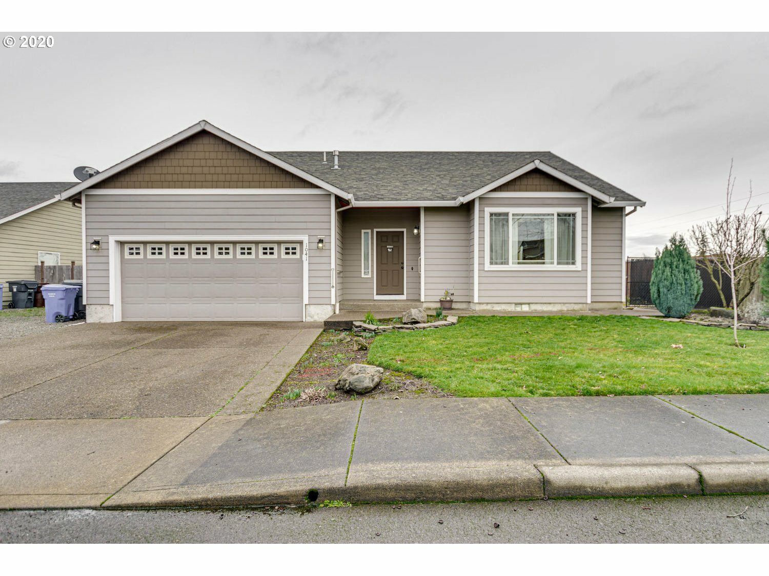 Property Photo:  1041 Coho St  OR 97038 