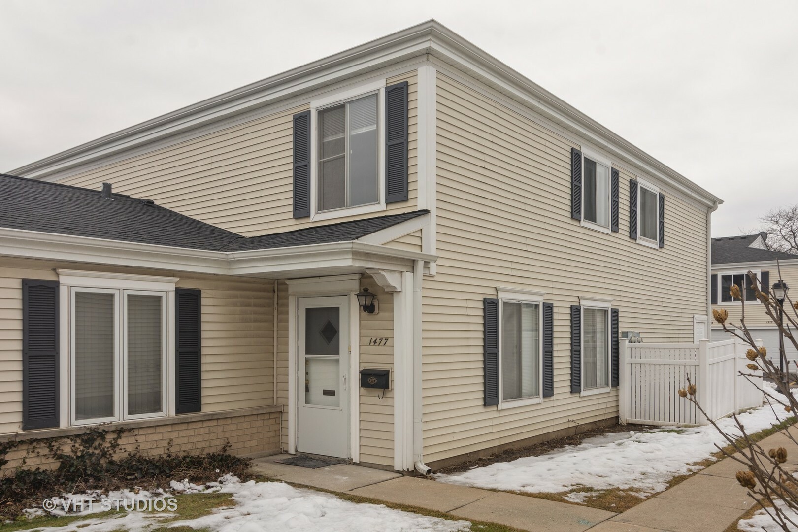 Property Photo:  1477 N Quaker Lane 117C  IL 60070 